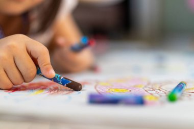 Küçük elleri pastel boya ile boyama, yakın çekim