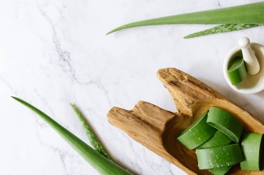 Ahşap kase taze aloe vera yaprakları üst görünümü. spa arka plan konsepti.