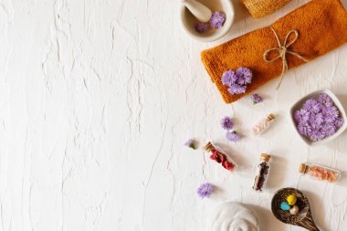 Havlu çiçek, Luffa, Harç ve Tütsü ile spa seti üst görünümü. Gevşeme konsepti