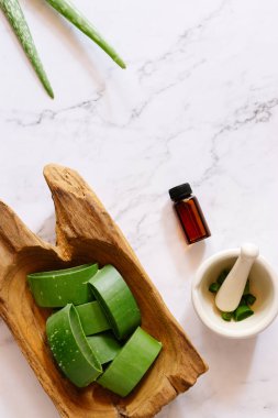 Ahşap kase taze aloe vera yaprakları üst görünümü. spa arka plan konsepti.