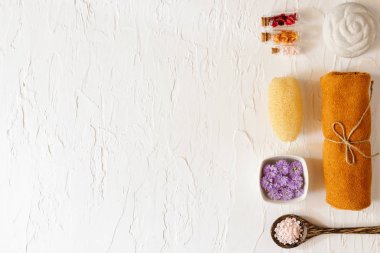 Havlu çiçek, Luffa, Harç ve taş ile spa seti üst görünümü. Gevşeme konsepti