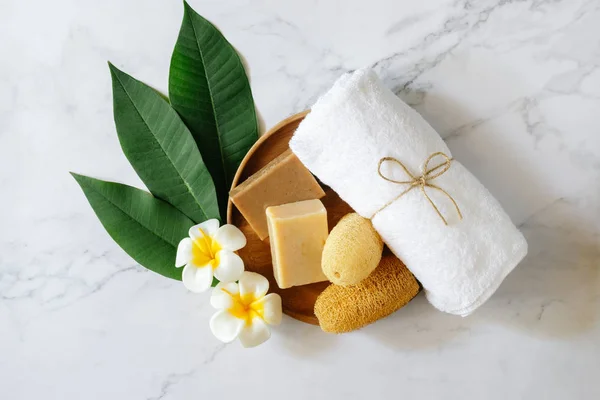 Draufsicht Auf Das Wellness Set Mit Handtüchern Blume Luffa Mörtel — Stockfoto