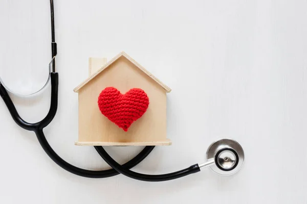Spardose Mit Herz Aus Rotem Garn Auf Weißem Hintergrund Wohngebäudeversicherung — Stockfoto