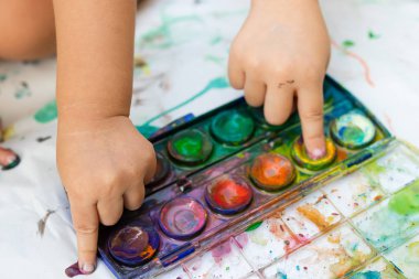 Suluboya çocuk boyası. Eğitim kavramı.