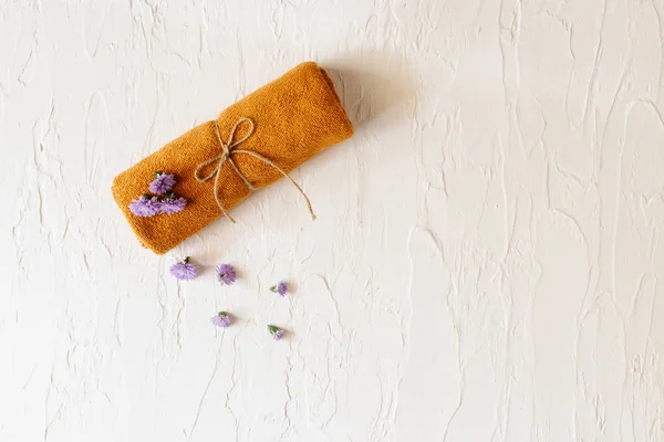 Draufsicht Auf Handtuch Mit Blume Auf Weißem Hintergrund Entspannungskonzept — Stockfoto