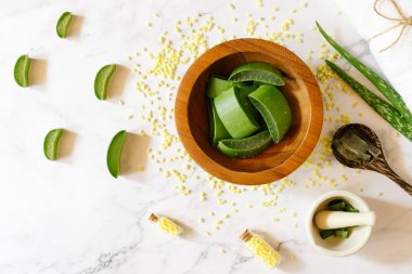 Ahşap kase taze aloe vera yaprakları üst görünümü. spa arka plan konsepti.