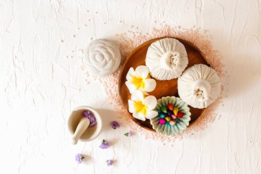 Havlu, mum ile spa arka plan üst görünümü,