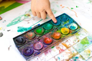 Suluboya çocuk boyası. Eğitim kavramı.