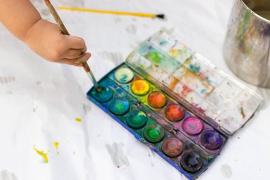 Suluboya çocuk boyası. Eğitim kavramı.