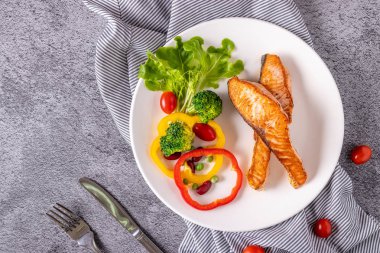 Somon biftek sebze ile ızgara. Sağlıklı gıda kavramı.