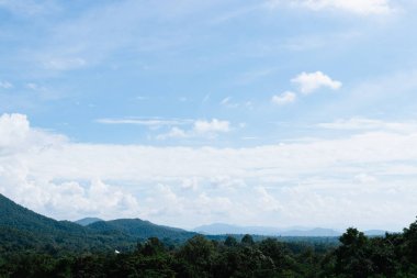 Barajdaki güzel dağ manzarası.
