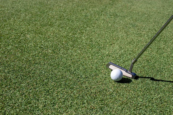 Närbild Golfklubb Och Boll Gräs — Stockfoto