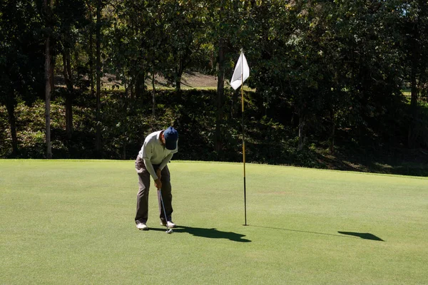 Muž Hrající Golf Golfovém Hřišti — Stock fotografie