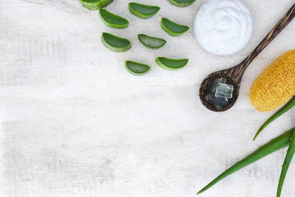 Vue De Dessus Des Feuilles Fraiches D Aloe Vera Sur Fond De Bois Blanc Gros Plan Botanique Stock Photo
