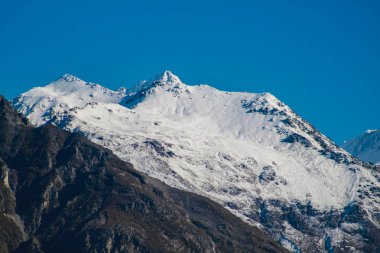 şapkalı kar dağ tepe açık mavi gökyüzü ile