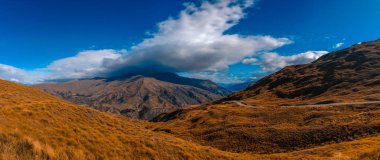 Yeni Zelanda'da Queenstown yakınındaki dağlık manzara