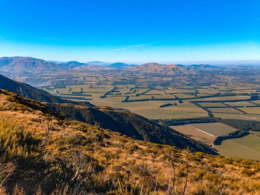 South Island, Yeni Zelanda yakınındaki Methven, güneşli bir Mount Hutt dağlık peyzaj üzerinde göster