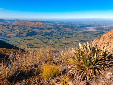 South Island, Yeni Zelanda yakınındaki Methven, güneşli bir Mount Hutt dağlık peyzaj üzerinde göster