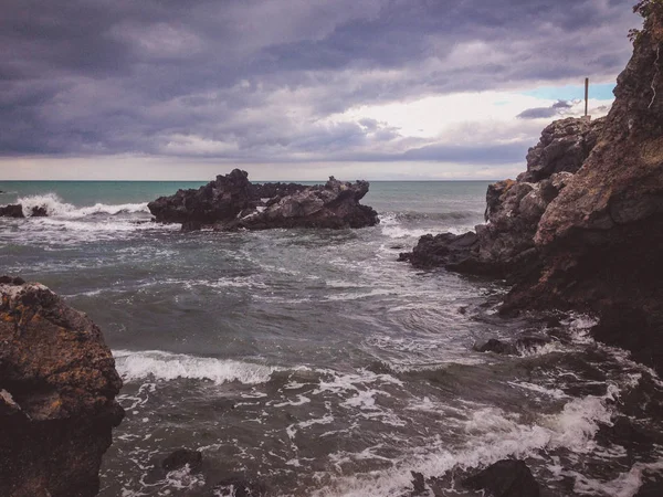 新西兰南岛坎特伯雷州的岩石海滩 — 图库照片