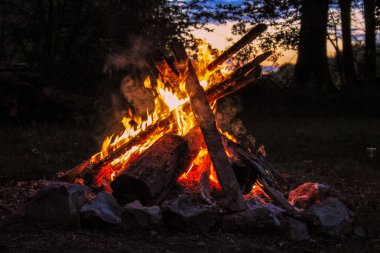 Geceleri parlayan kamp ateşi