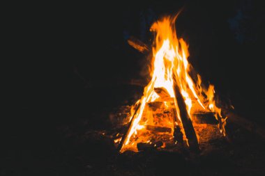 Geceleri parlayan kamp ateşi
