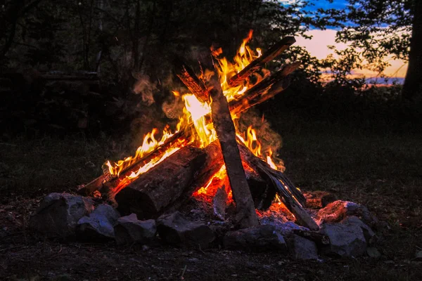 Glowing Camping Fire Night — Stock Photo, Image