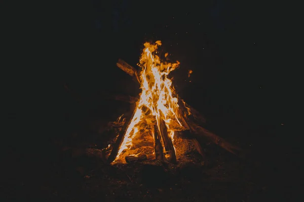 发光的野营火在夜间 — 图库照片