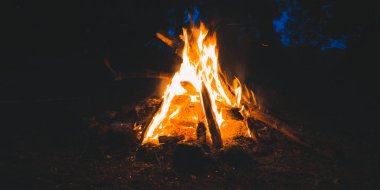 Geceleri parlayan kamp ateşi