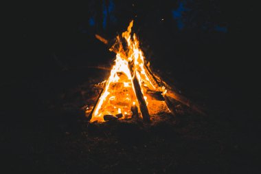 Geceleri parlayan kamp ateşi