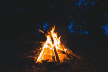 Geceleri parlayan kamp ateşi