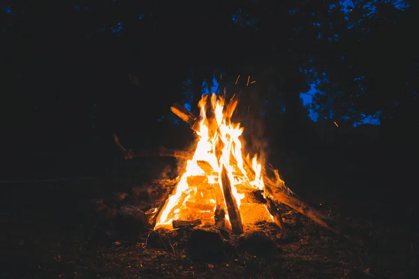 夜光るキャンプ火災 — ストック写真