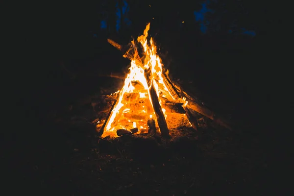 Glühendes Lagerfeuer Der Nacht — Stockfoto