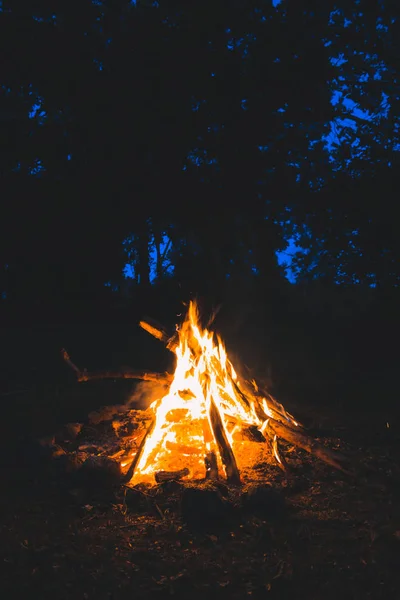 Glühendes Lagerfeuer Der Nacht — Stockfoto