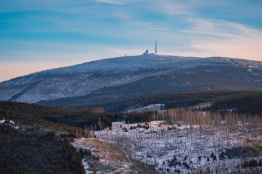 Brocken dağ tepe Almanya Harz dağlarında kar kaplı