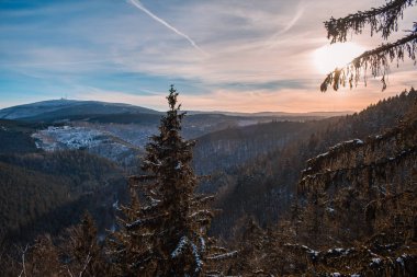 Brocken dağ tepe Almanya Harz dağlarında kar kaplı için görüntüleyin