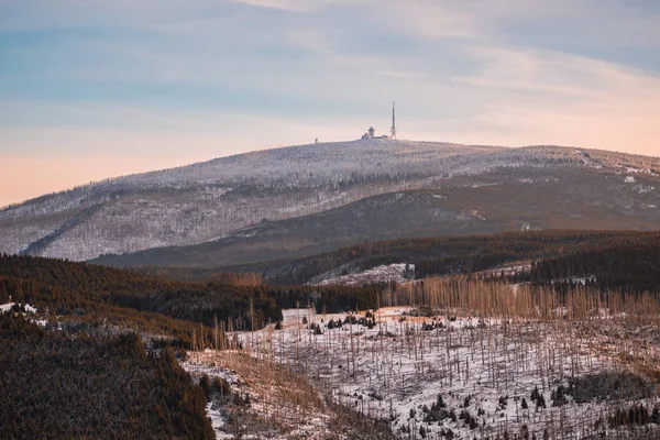 Brocken dağ tepe Almanya Harz dağlarında kar kaplı