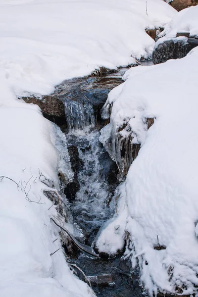 Pequeño Arroyo Agua Congelado Paisaje Invierno — Foto de Stock