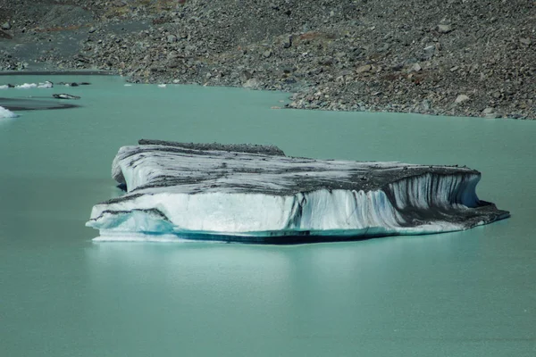 Icebergs flottants géants sur le lac Tasman Glacier à Aoraki Mont C — Photo