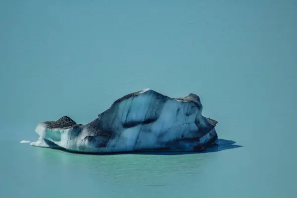 Giant floating icebergs on Tasman Glacier Lake in Aoraki Mount C — Stock Photo, Image