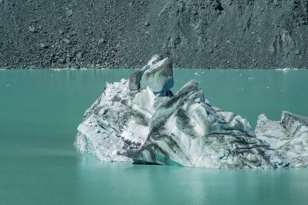 奥拉基山塔斯曼冰川湖上巨大的漂浮冰山 — 图库照片