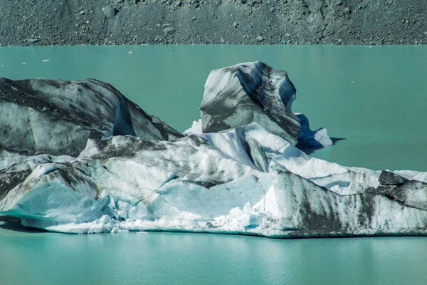 Icebergs flutuantes gigantes no Lago Geleira Tasman no Monte Aoraki C — Fotografia de Stock