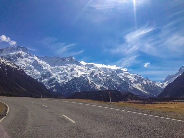 Monte Cook cubierto de nieve en un día soleado, Isla Sur, Nueva Zelanda —  Fotos de Stock