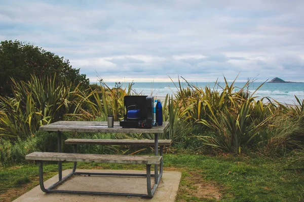 Mesa de picnic de madera en la playa cerca de Dunedin, Isla Sur, Nueva Zelanda — Foto de Stock