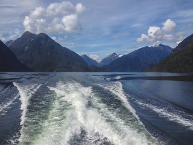 Şüpheli ses cruise - geçen güzel sahne Fiordland Milli Parkı'nda, South Island, Yeni Zelanda