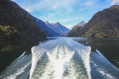 Şüpheli ses cruise - geçen güzel sahne Fiordland Milli Parkı'nda, South Island, Yeni Zelanda
