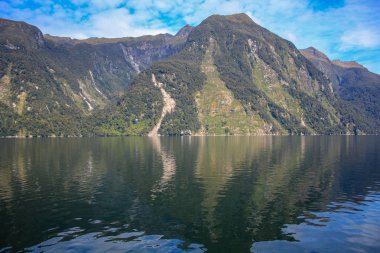 Şüpheli ses cruise - geçen güzel sahne Fiordland Milli Parkı'nda, South Island, Yeni Zelanda