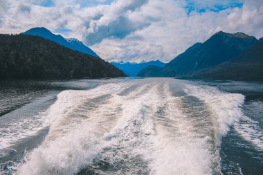 Şüpheli ses cruise - geçen güzel sahne Fiordland Milli Parkı'nda, South Island, Yeni Zelanda