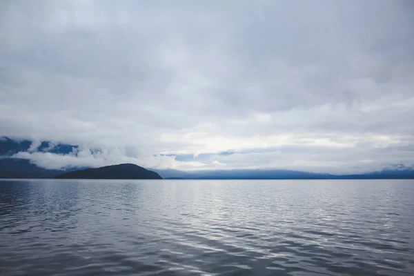 Cruzeiro de som duvidoso cruzando Lake Manapouri antes de ir para sons reais, Fiordland National Park, South Island, Nova Zelândia — Fotografia de Stock