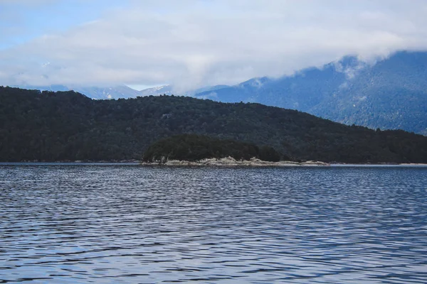 Doubtful Sound cruise - przekraczania jeziora Manapouri przed pójściem do rzeczywiste dźwięki, Park Narodowy Fiordland, Południowa wyspa, Nowa Zelandia — Zdjęcie stockowe