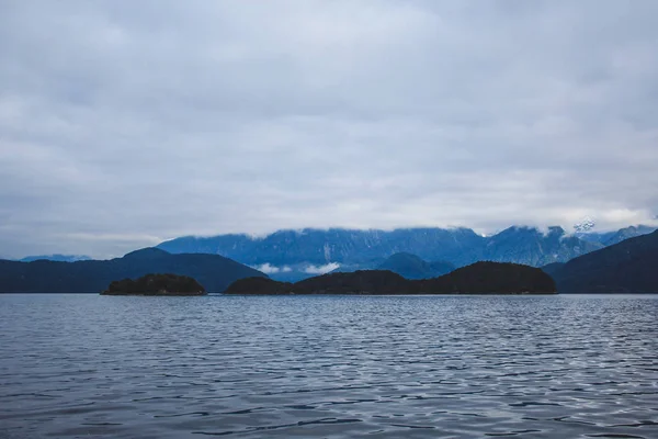 Doubtful Sound cruise - overschrijding van Lake Manapouri alvorens naar werkelijke geluiden, het Nationaal Park Fiordland, Zuid eiland, Nieuw-Zeeland — Stockfoto